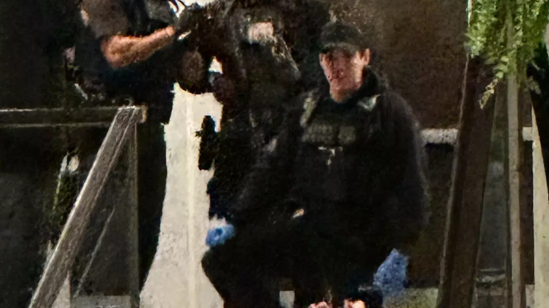 Sicherheitskräfte umringten eine am Boden liegende Person. - Bild: Alex Brandon/AP/dpa