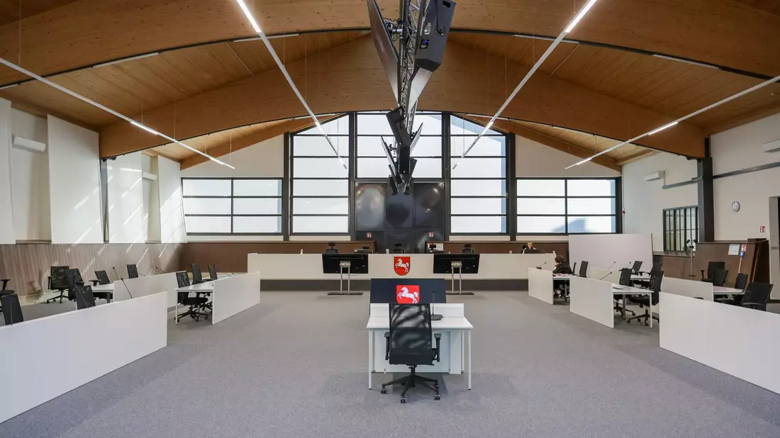 Für den Prozess in Verden wurde eine Reithalle zum Gerichtssaal umgebaut. (Archivbild) - Bild: Focke Strangmann/dpa-Pool/dpa