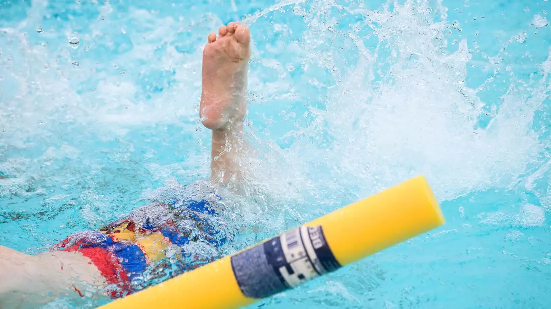 Die ersten Schwimmzüge fallen vielen Kindern schwer. (Symbolbild) - Bild: Julian Stratenschulte/dpa