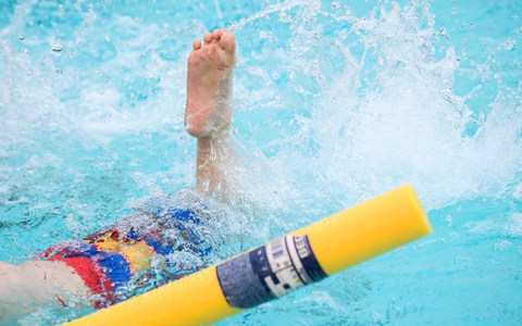 Die ersten Schwimmzüge fallen vielen Kindern schwer. (Symbolbild) - Foto: Julian Stratenschulte/dpa