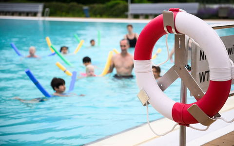 «Wir gehen nach wie vor davon aus, dass fast 60 Prozent der Schülerinnen und Schüler am Ende der vierten Klasse nicht sicher schwimmen können.» Das sagte DLRG Präsidentin Ute Vogt. (Symbolbild) - Foto: Julian Stratenschulte/dpa