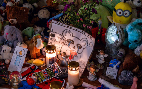 Im Gedenken an den getöteten Fabian haben zahlreiche Menschen Kerzen und Kuscheltiere niedergelegt. (Archivbild) - Foto: Jens Büttner/dpa