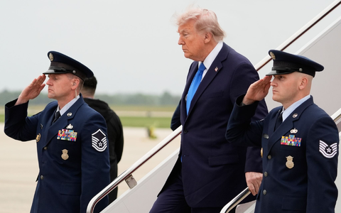 Nach Trumps Ansicht haben die USA im Iran-Krieg alle Trümpfe in der Hand.  - Foto: Manuel Balce Ceneta/AP/dpa