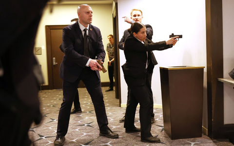 Mitten während der Veranstaltung brach plötzlich Chaos aus. - Foto: Tom Brenner/AP/dpa