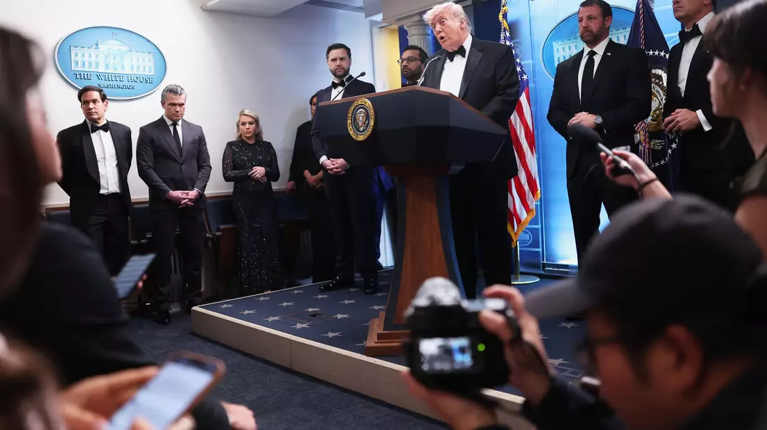 Trump briefte die Presse nach dem Vorfall. - Bild: Tom Brenner/AP/dpa