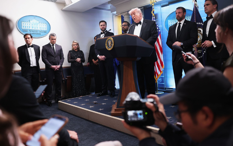 Trump briefte die Presse nach dem Vorfall. - Foto: Tom Brenner/AP/dpa