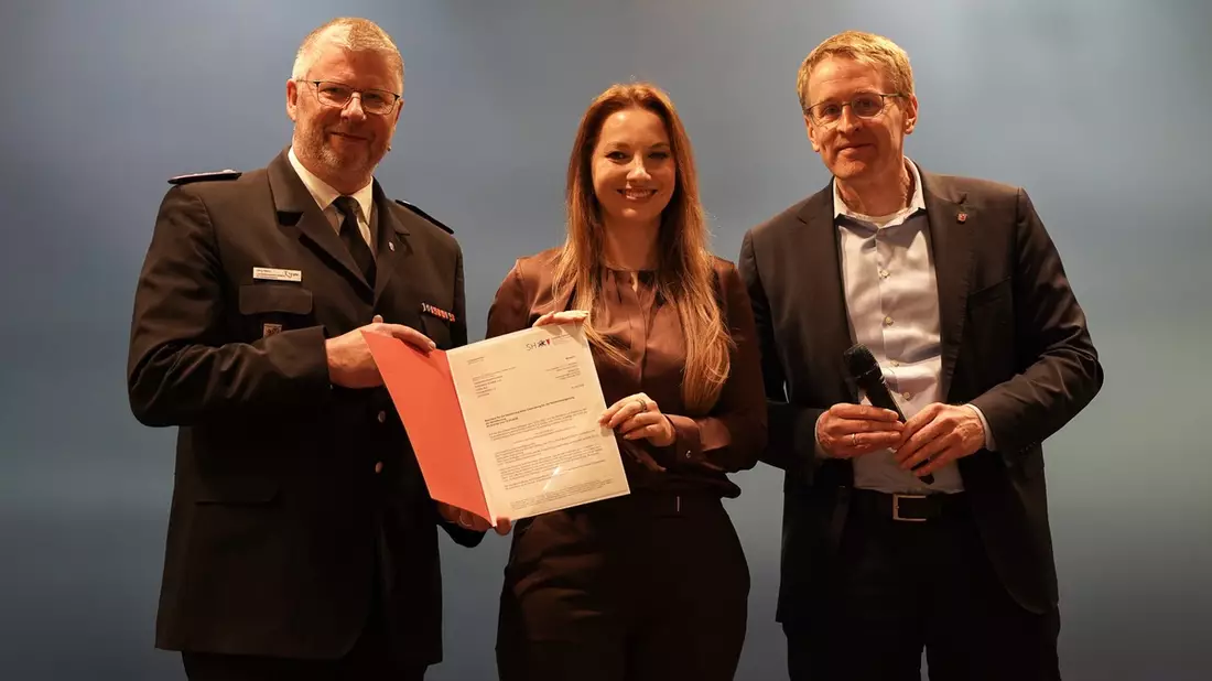 FW-LFVSH: Landesfeuerwehrversammlung 2026: Gemeinsam klarkommen - Ministerpräsident und Innenministerin würdigen Engagement der Feuerwehren und übergeben Förderbescheid zur Stärkung der Resilienz - Bild: presseportal.de