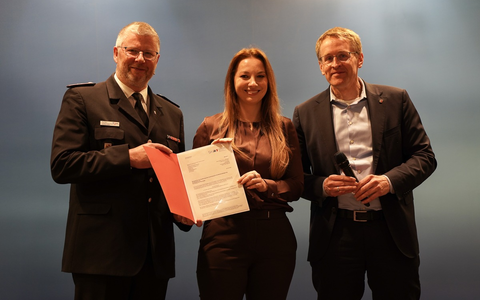 FW-LFVSH: Landesfeuerwehrversammlung 2026: Gemeinsam klarkommen - Ministerpräsident und Innenministerin würdigen Engagement der Feuerwehren und übergeben Förderbescheid zur Stärkung der Resilienz - Foto: presseportal.de