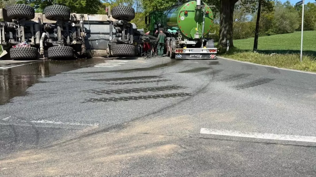 Feuerwehr Kalkar: Umgekippter Traktor mit Güllefass sorgt für Verkehrsstörungen in Kehrum - Bild: presseportal.de