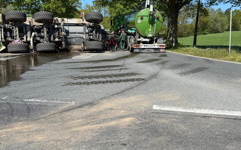 Feuerwehr Kalkar: Umgekippter Traktor mit Güllefass sorgt für Verkehrsstörungen in Kehrum - Foto: presseportal.de