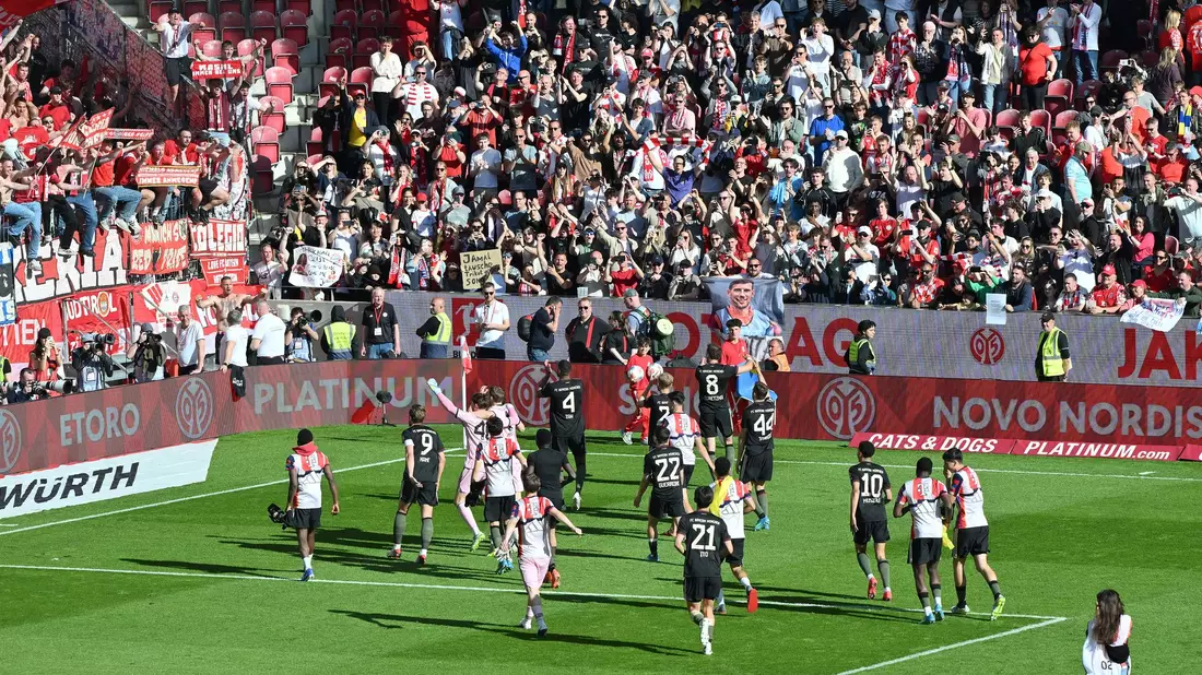 Bejubelten mit den Fans eine spektakuläre Aufholjagd: Die Profis des FC Bayern München. - Bild: Torsten Silz/dpa
