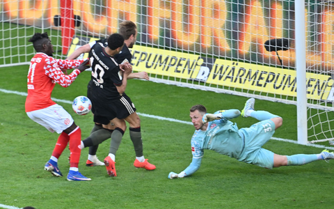 Hatte mit einem Tor und einer Vorlage großen Anteil am Bayern-Sieg: Jamal Musiala (M). - Foto: Torsten Silz/dpa