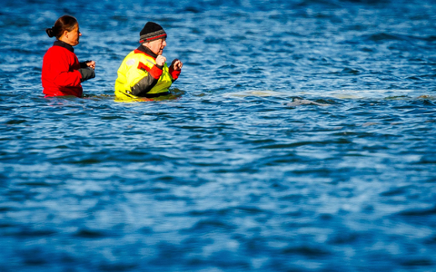  Umweltminister Till Backhaus war auch am Sonntag wieder direkt am Wal. - Foto: Jens Büttner/dpa