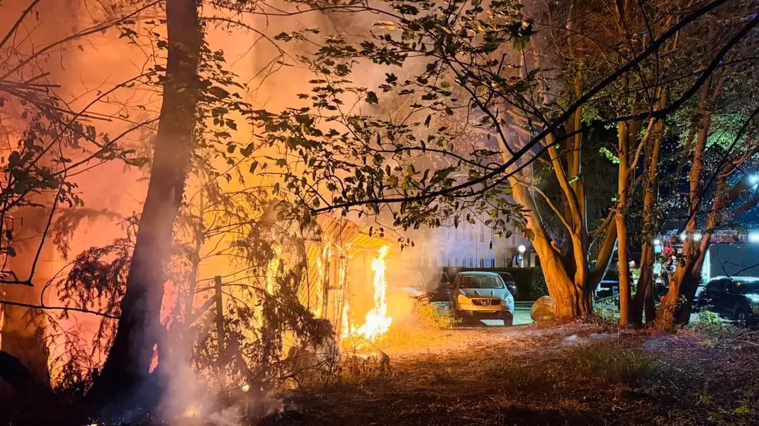 FW-E: Brand eines Unterstandes in Burgaltendorf - mehrere Gasflaschen geborgen - Bild: presseportal.de