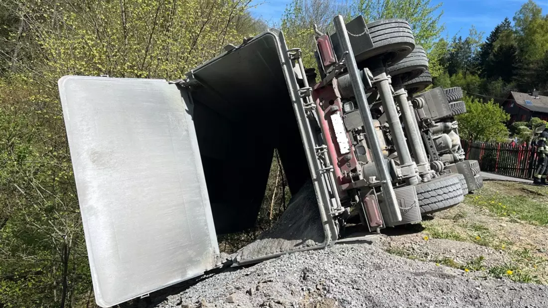POL-GM: Lkw kippt beim Entladen um - Fahrer leicht verletzt - Bild: presseportal.de