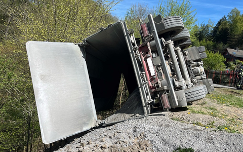 POL-GM: Lkw kippt beim Entladen um - Fahrer leicht verletzt - Foto: presseportal.de