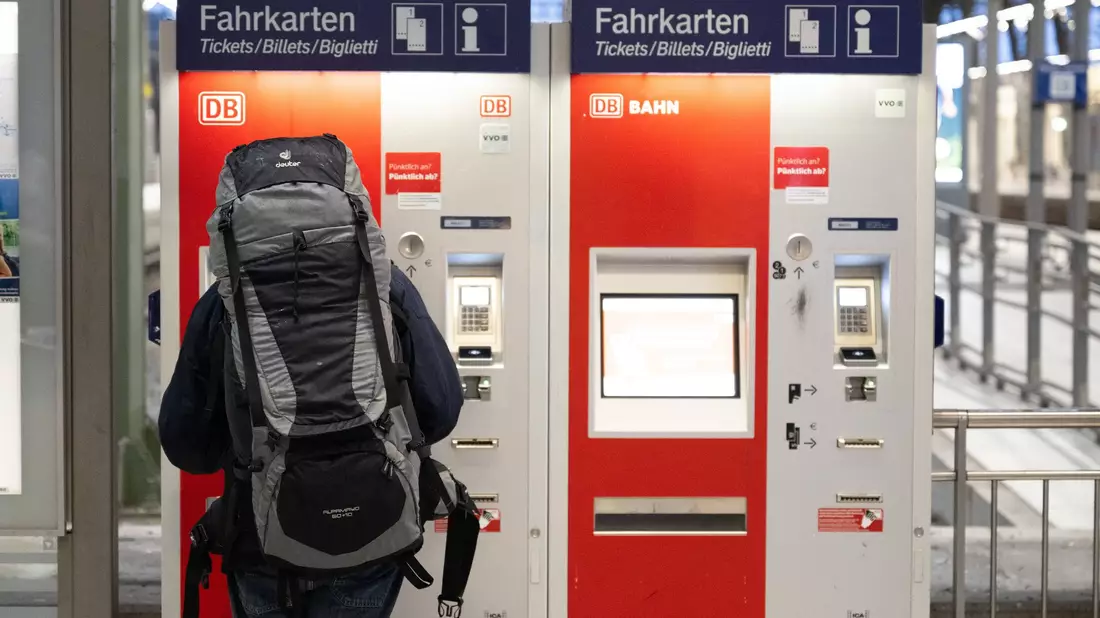 Bahnchefin Palla setzt ein Signal: Die Fahrpreise bleiben bis auf weiteres stabil. (Archivbild) - Bild: Sebastian Kahnert/dpa