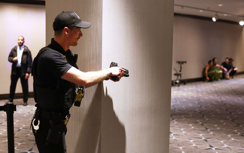 Sicherheitskräfte überwältigen den Mann.  - Foto: Tom Brenner/AP/dpa