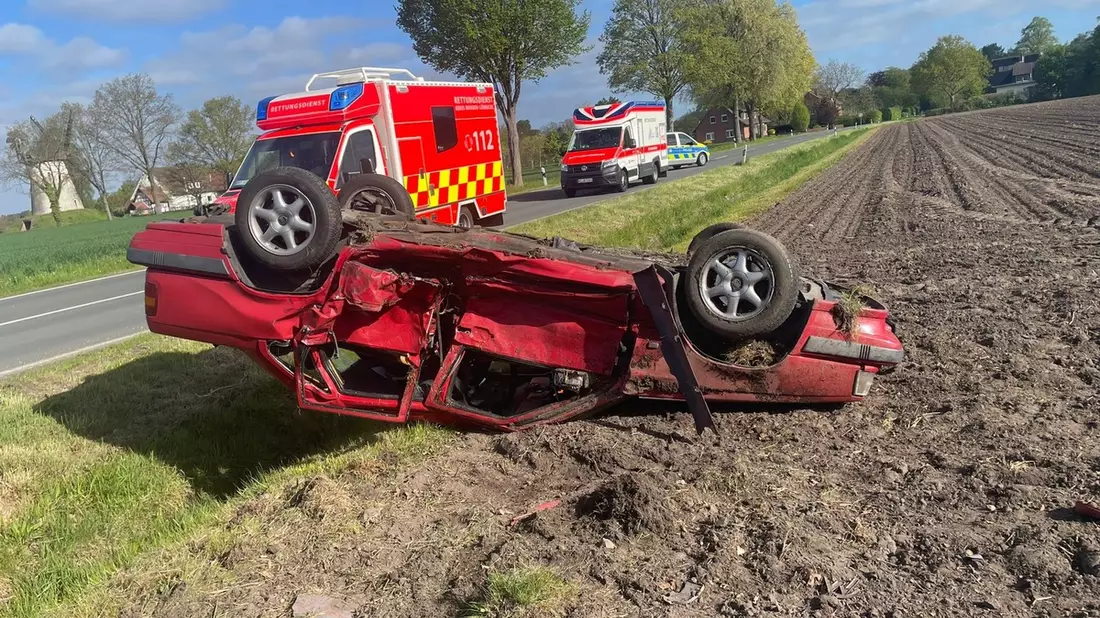 FW Petershagen: PKW liegt nach Verkehrsunfall auf dem Dach - Bild: presseportal.de