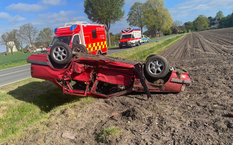 FW Petershagen: PKW liegt nach Verkehrsunfall auf dem Dach - Foto: presseportal.de