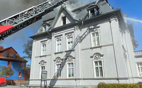 LPI-NDH: Brand in Mehrfamilienhaus - ein Kind verletzt - Foto: presseportal.de