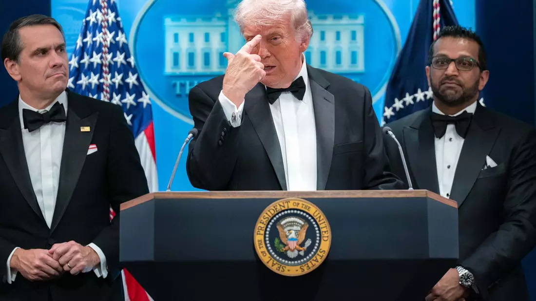 US-Präsident Trump trat nach dem Vorfall im Smoking vor die Presse. - Bild: Jose Luis Magana/AP/dpa