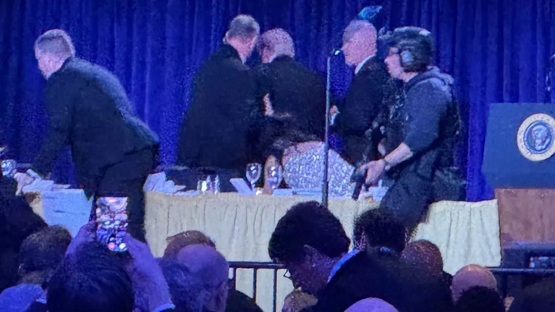 In Aufnahmen schien der Präsident kurzzeitig in die Knie zu gehen, als er aus dem Saal geführt wurde. - Bild: Mark Schiefelbein/AP/dpa