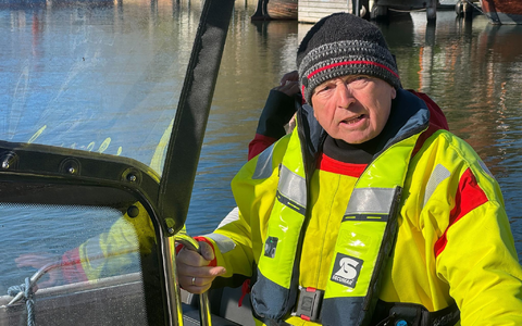 Mecklenburg-Vorpommerns Umweltminister Till Backhaus (SPD) ist am Sonntag erneut raus zum vor Poel liegenden Buckelwal gefahren. - Foto: Christopher Hirsch/dpa