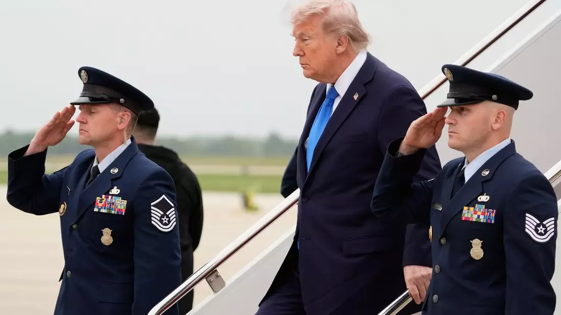 Nach Trumps Ansicht haben die USA im Iran-Krieg alle Trümpfe in der Hand.  - Bild: Manuel Balce Ceneta/AP/dpa