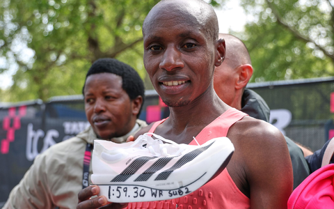 Posierte im Ziel mit einem Schuh: Sabastian Sawe. - Foto: Ian Walton/AP/dpa