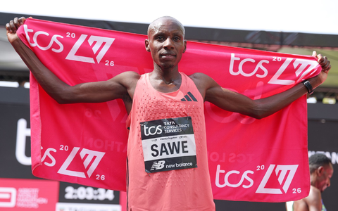 Sabastian Sawe durchbrach die Zwei-Stunden-Schallmauer im Marathon. - Foto: Ian Walton/AP/dpa