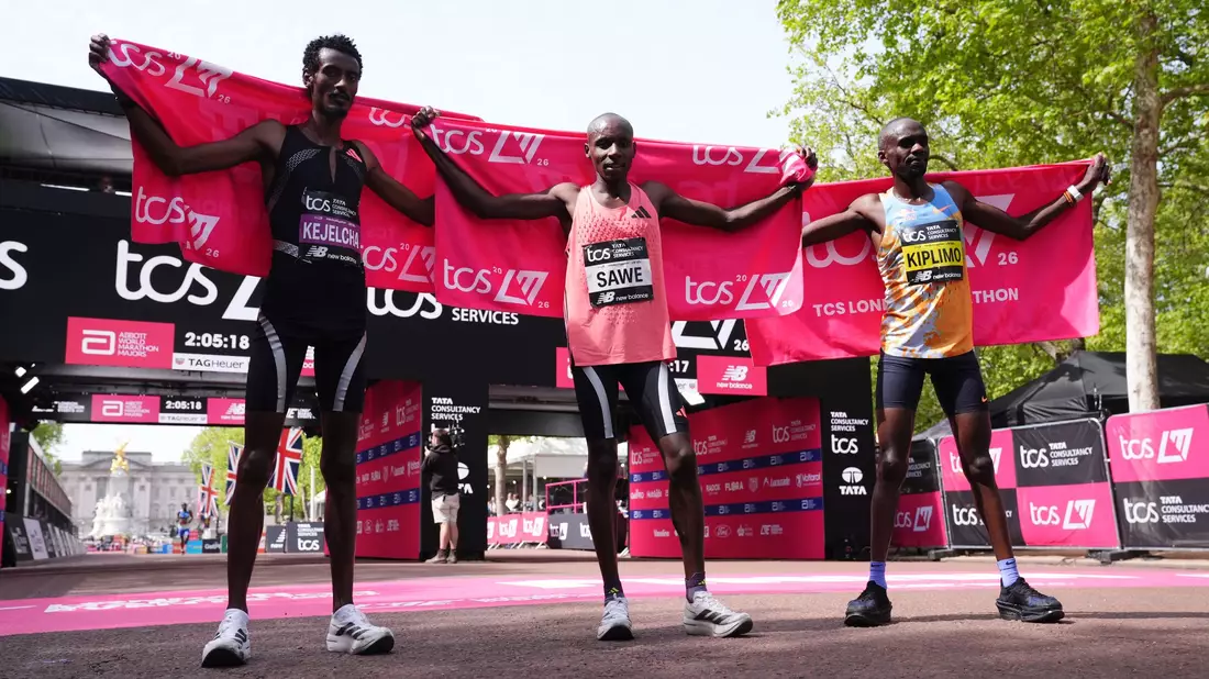 Sabastian Sawe gewann den London-Marathon vor Yomif Kejelcha (l) und Jacob Kiplimo (r). - Bild: John Walton/PA Wire/dpa