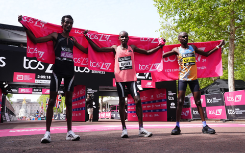 Sabastian Sawe gewann den London-Marathon vor Yomif Kejelcha (l) und Jacob Kiplimo (r). - Foto: John Walton/PA Wire/dpa