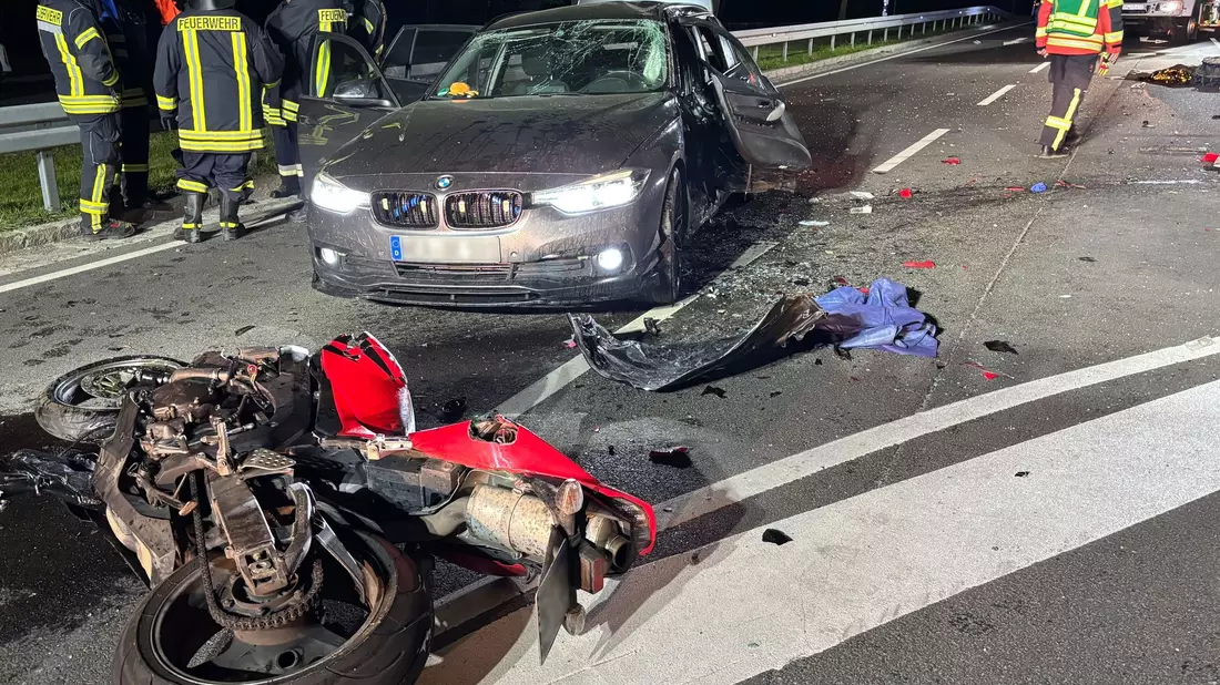 Ein Motorradfahrer ist bei Marktbergel in Mittelfranken tödlich verunglückt. - Bild: Kevin Weddig/NEWS5/dpa