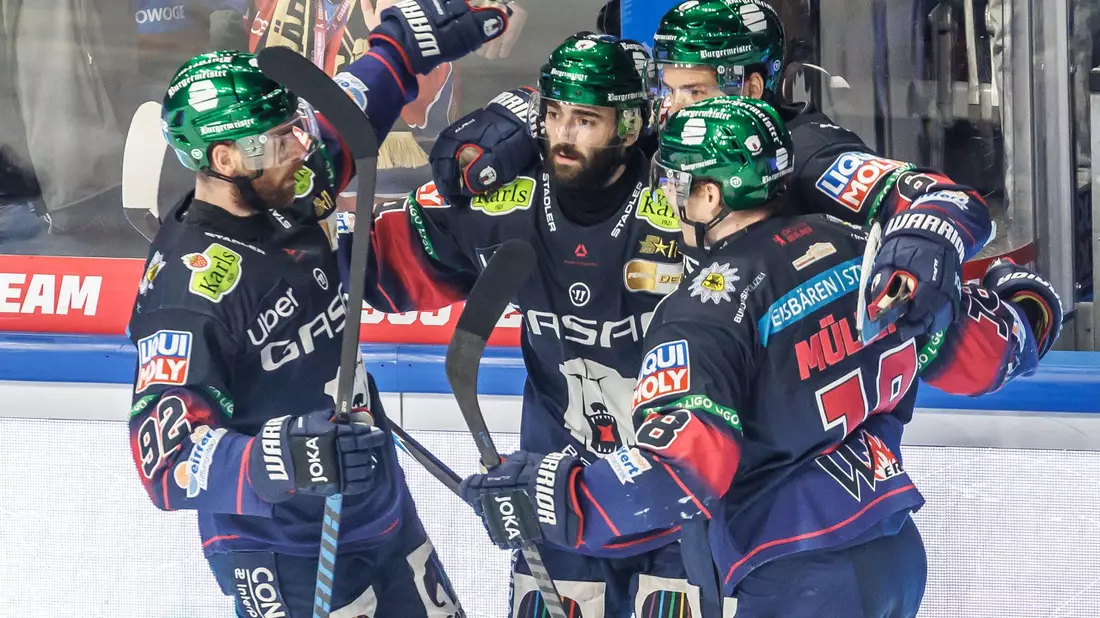 Die Eisbären Berlin hatten auch im zweiten DEL-Finale gegen Mannheim mehrfach Grund zum Jubeln – hier nach dem 2:0 von Liam Kirk (2.v.l.). - Bild: Andreas Gora/dpa