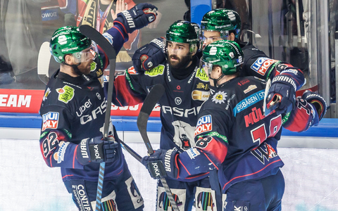 Die Eisbären Berlin hatten auch im zweiten DEL-Finale gegen Mannheim mehrfach Grund zum Jubeln – hier nach dem 2:0 von Liam Kirk (2.v.l.). - Foto: Andreas Gora/dpa