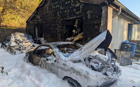POL-PIDN: Brand zweier PKW greift auf Wohngebäude über - Foto: presseportal.de