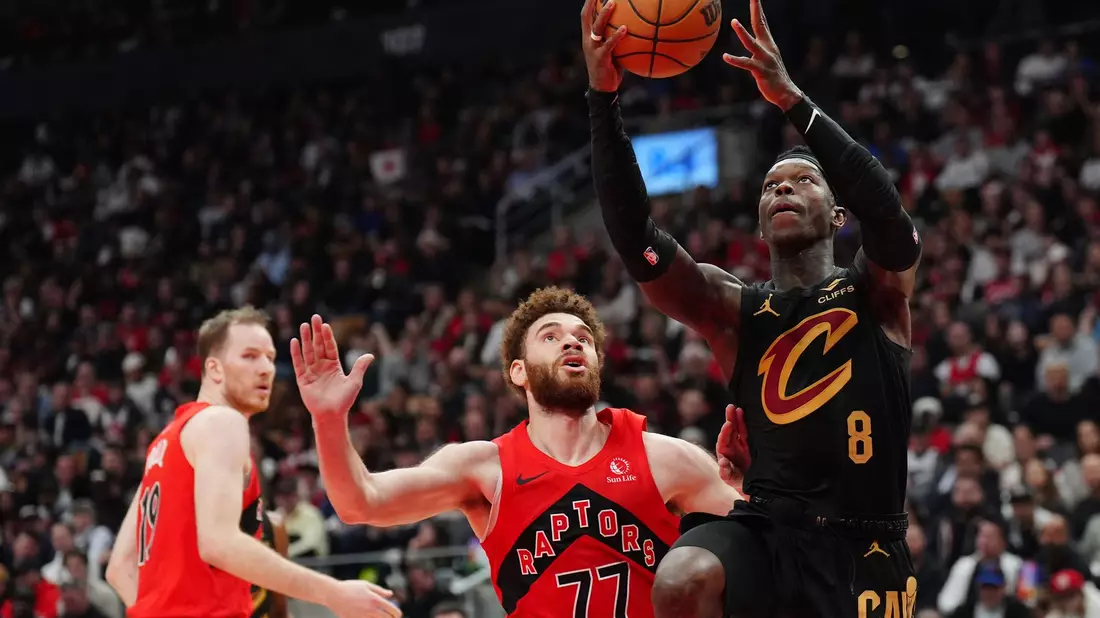 Dennis Schröder (r.) kam für die Cleveland Cavaliers in Toronto wieder von der Bank. - Bild: Frank Gunn/The Canadian Press/AP/dpa
