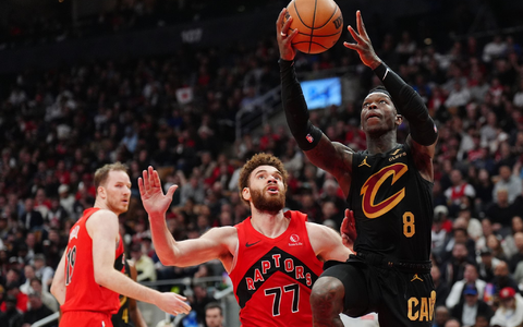 Dennis Schröder (r.) kam für die Cleveland Cavaliers in Toronto wieder von der Bank. - Foto: Frank Gunn/The Canadian Press/AP/dpa