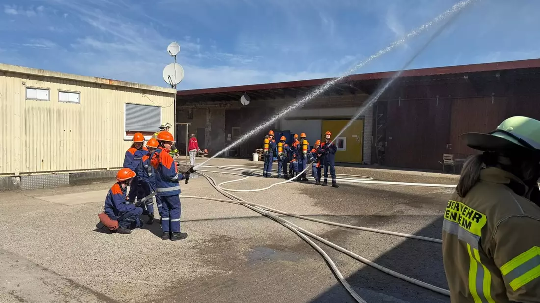 FW Weinheim: Nachwuchs rettet Zukunft - Weinheimer Jugendfeuerwehr im Großeinsatz - Bild: presseportal.de