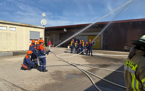 FW Weinheim: Nachwuchs rettet Zukunft - Weinheimer Jugendfeuerwehr im Großeinsatz - Foto: presseportal.de