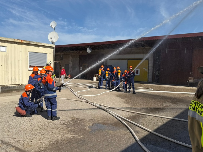 FW Weinheim: Nachwuchs rettet Zukunft - Weinheimer Jugendfeuerwehr im Großeinsatz - Foto: presseportal.de