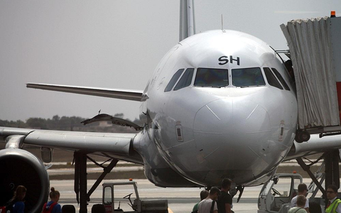 Flugzeug mit Passagieren auf dem Rollfeld (Archiv) - Foto: via dts Nachrichtenagentur