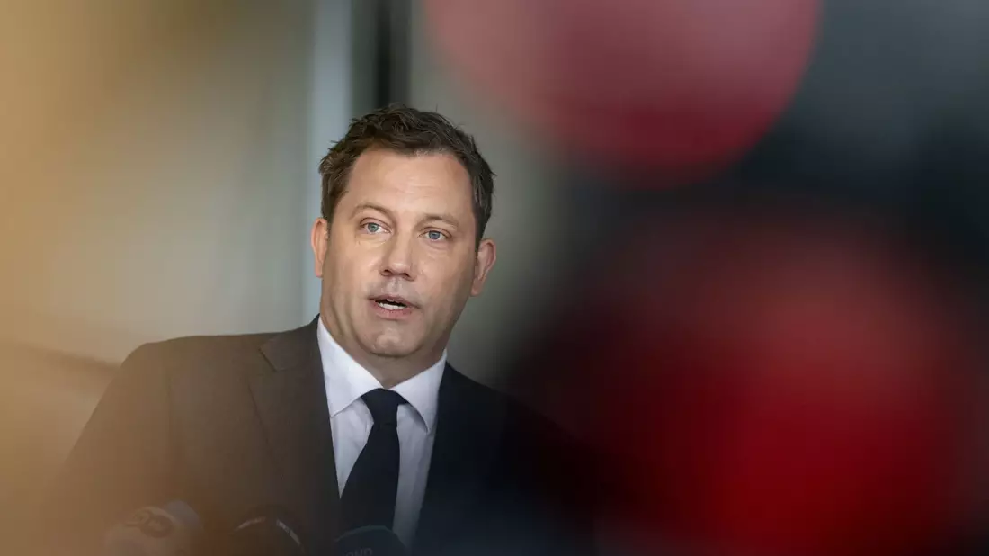 Am Mittwoch will Klingbeil die Eckpunkte für den Haushalt ins Kabinett bringen.  - Bild: Fabian Sommer/dpa