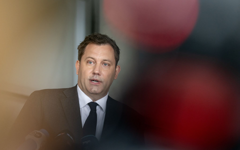 Am Mittwoch will Klingbeil die Eckpunkte für den Haushalt ins Kabinett bringen.  - Foto: Fabian Sommer/dpa