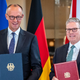 Bundeskanzler Friedrich Merz (l.) und Premierminister Keir Starmer unterzeichneten den Kensington-Vertrag. (Archivbild) - Foto: Michael Kappeler/dpa