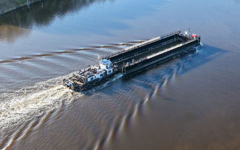 Ein Lastkahn, geschoben von dem Schubschiff «Hans» fährt auf dem Nord-Ostsee-Kanal. - Foto: Bodo Marks/dpa