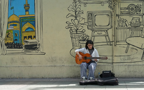 Dank der aktuellen Waffenruhe stellt sich in den Straßen Teherans auch wieder ein gewisser Alltag ein - doch viele befürchten, dass der Krieg noch nicht vorbei ist. (Archivbild) - Foto: Vahid Salemi/AP/dpa