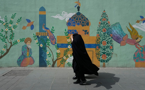 In den Straßen Teherans ist dank der vorübergehenden Waffenruhe auch wieder ein gewisser Alltag eingekehrt. (Archivbild)  - Foto: Vahid Salemi/AP/dpa