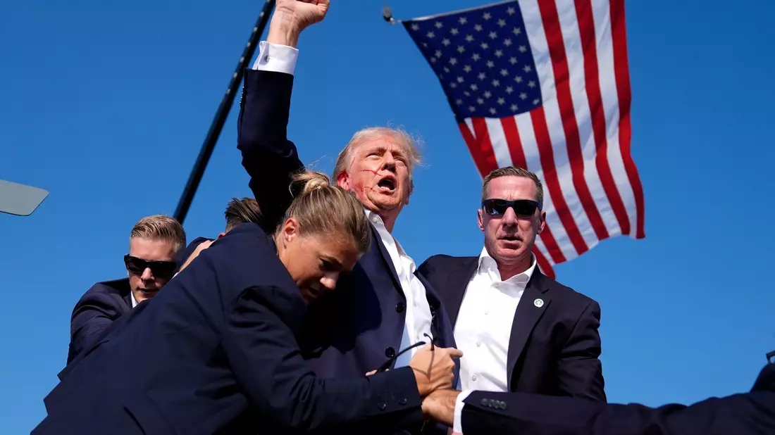 Trump triumphiert nach missglücktem Attentat in Butler. (Archivbild) - Bild: Evan Vucci/AP/dpa